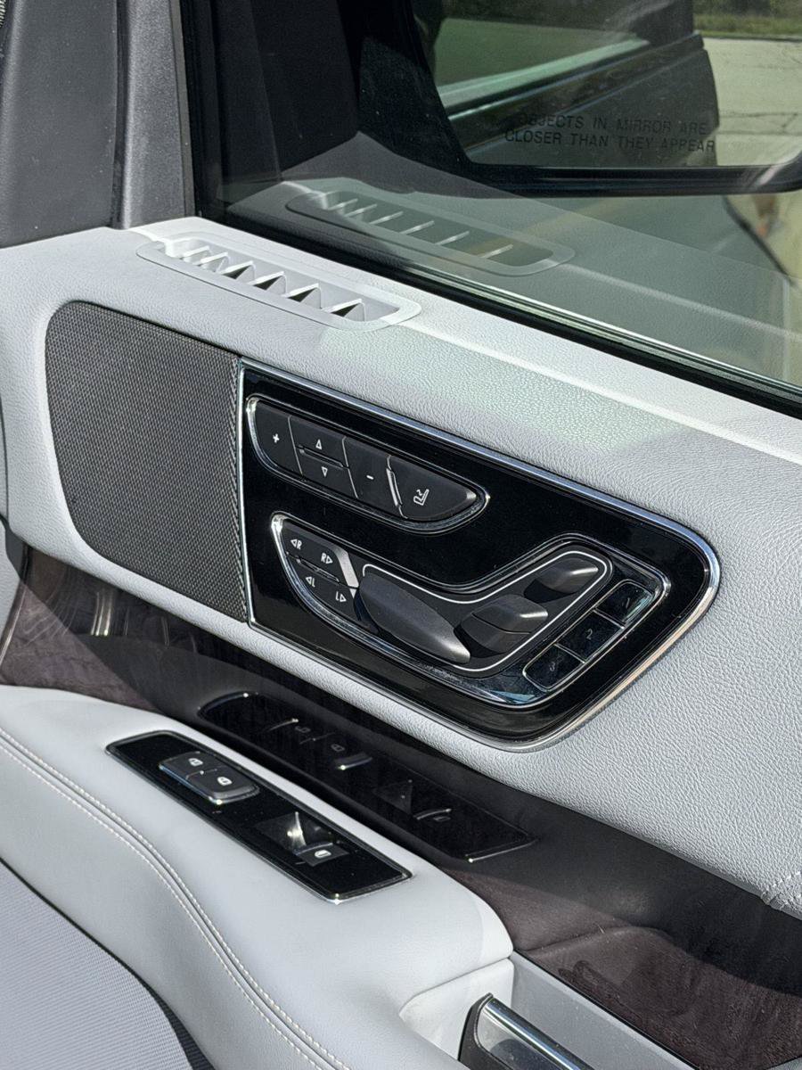 Used 2019 Lincoln Navigator L Select w/ Cargo Package AWD/4WD image 23