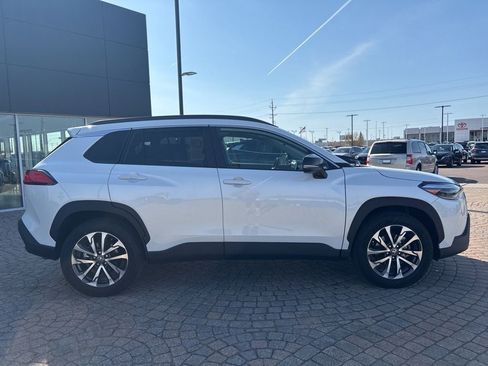 Used 2025 Toyota Corolla Cross XLE w/ Convenience Package AWD/4WD image 4
