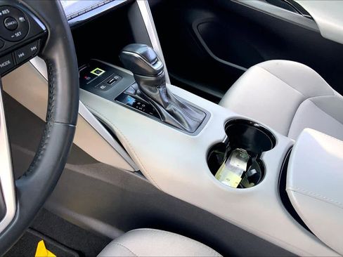 Used 2021 Toyota Venza LE image 16