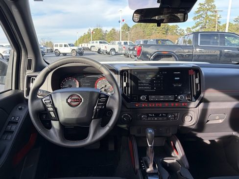 Used 2025 Nissan Frontier PRO-4X image 18