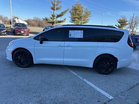 Used 2024 Chrysler Pacifica Touring-L w/ S Appearance Package image 14