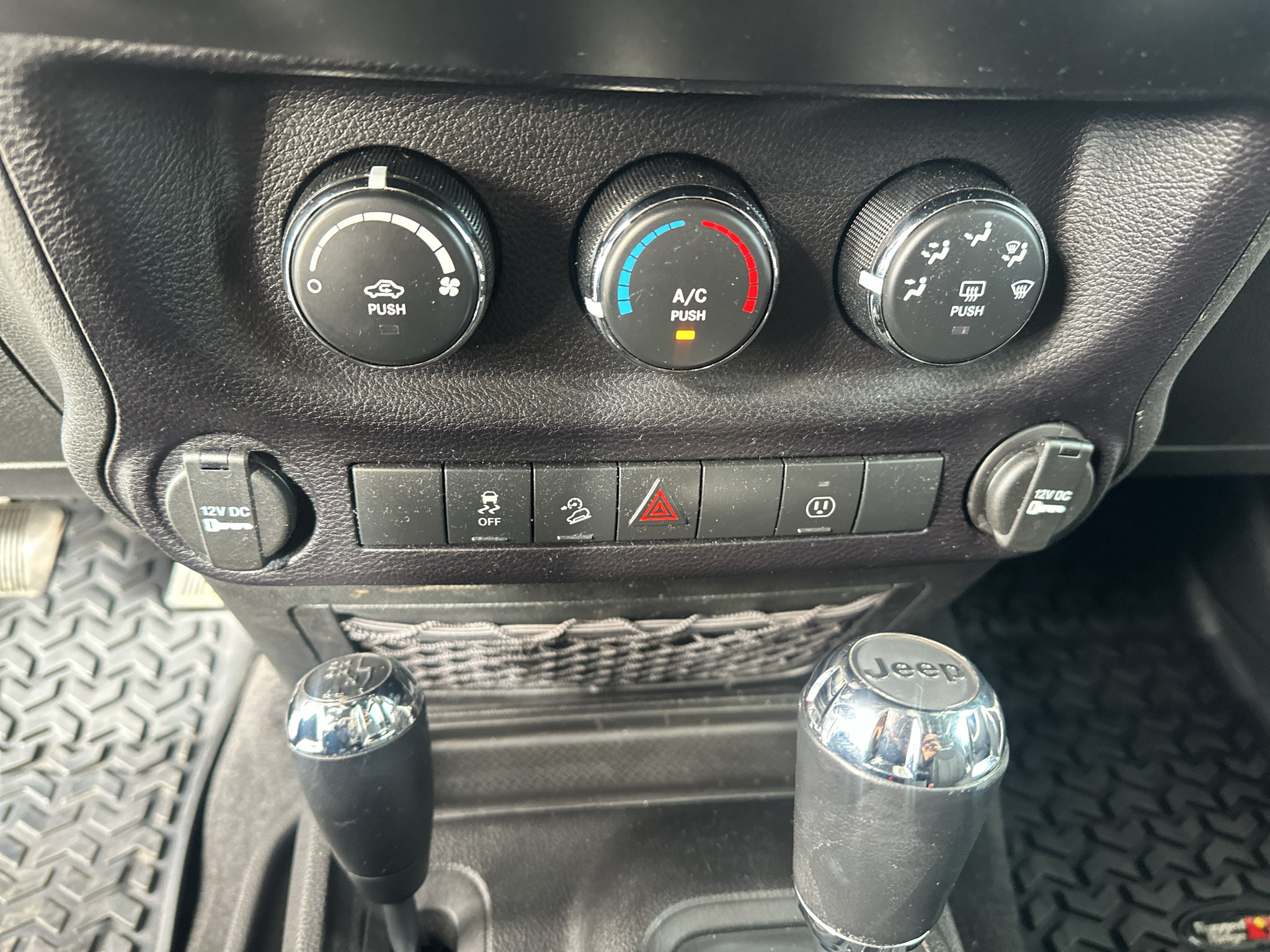Used 2015 Jeep Wrangler Rubicon w/ Connectivity Group AWD/4WD image 18