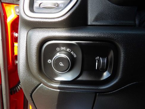 Used 2021 RAM 5500 Tradesman w/ Chrome Appearance Group RWD image 19