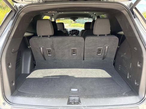 Used 2023 Chevrolet Traverse LT FWD image 32