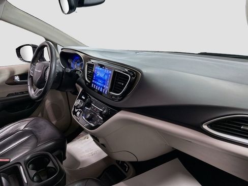 Used 2017 Chrysler Pacifica Touring-L image 30