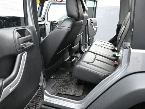 Used 2016 Jeep Wrangler Unlimited Rubicon image 16