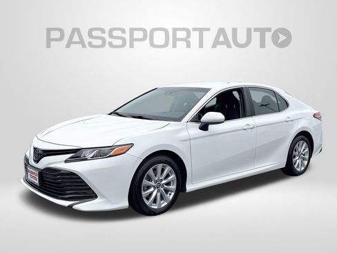 Used 2018 Toyota Camry LE FWD image 1