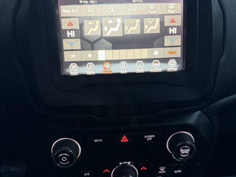Used 2018 Jeep Renegade Altitude FWD image 15