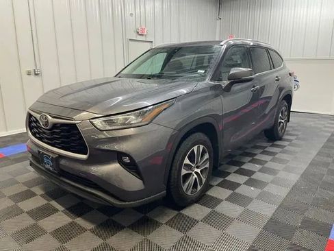 Used 2022 Toyota Highlander XLE image 6