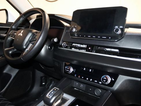 Used 2024 Mitsubishi Outlander 4WD Plug-In Hybrid image 64