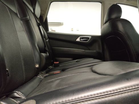 Used 2020 Nissan Pathfinder Platinum FWD image 19