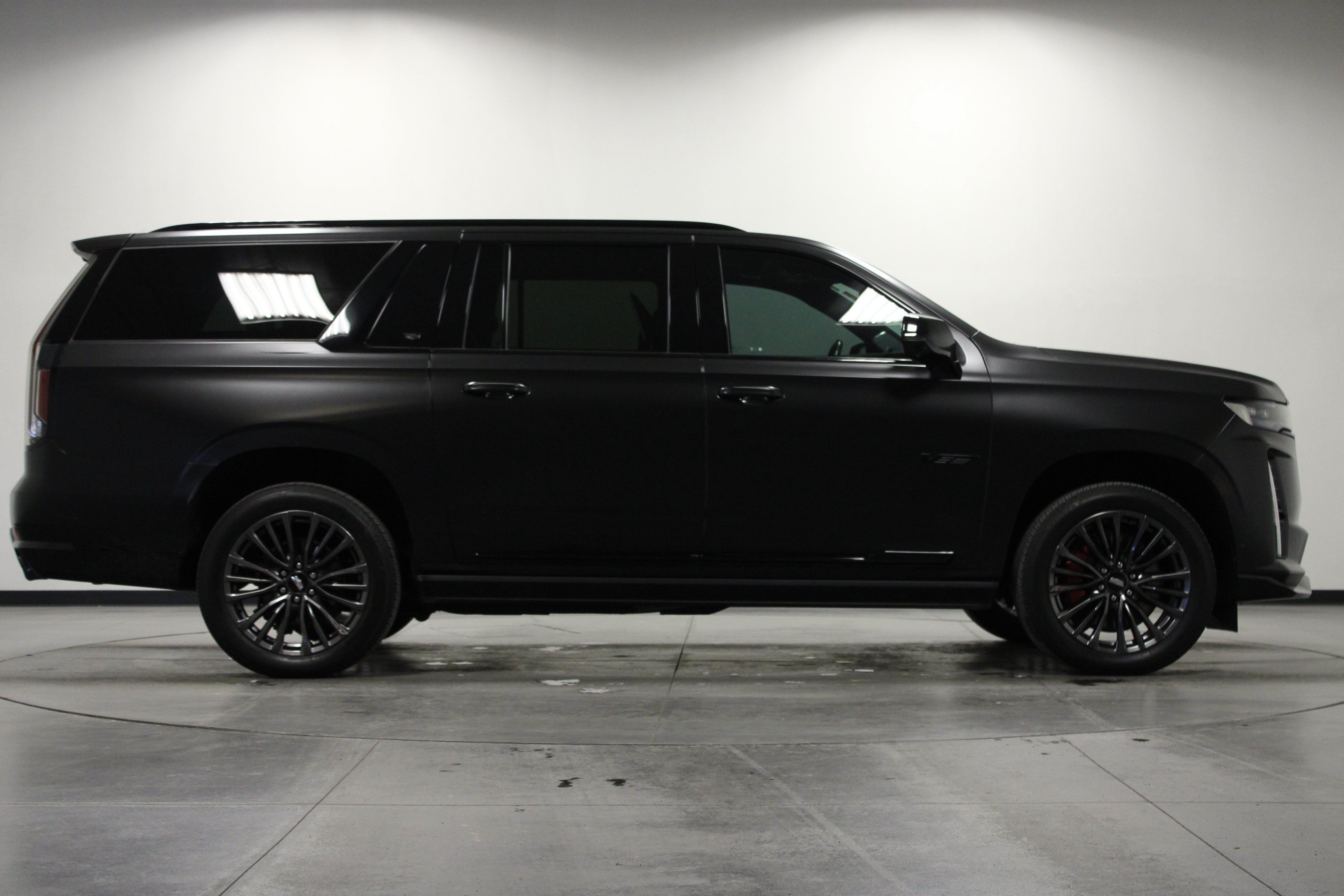 Used 2024 Cadillac Escalade ESV V AWD/4WD image 3