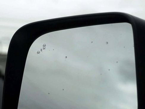 Used 2021 Nissan Titan SV w/ SV Convenience Package image 29