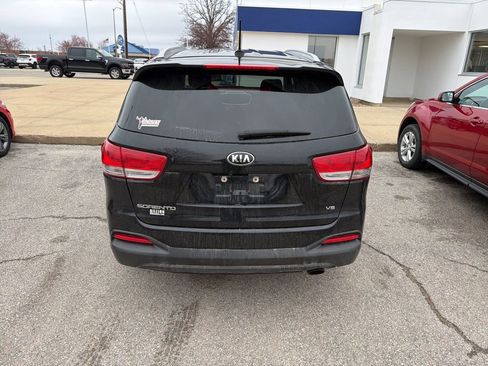 Used 2017 Kia Sorento LX image 4