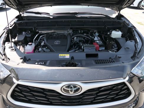 Used 2024 Toyota Highlander LE FWD image 24