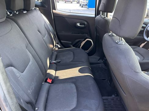 Used 2017 Jeep Renegade Latitude FWD image 24