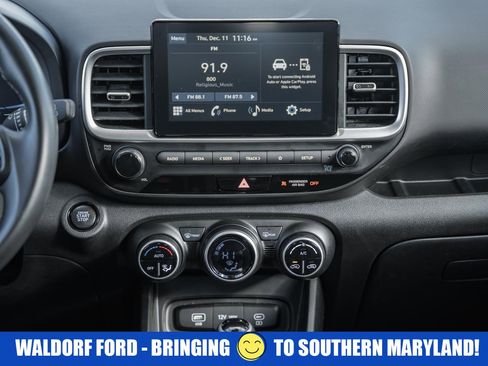 Used 2024 Hyundai Venue SEL image 19