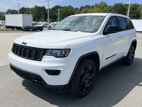 Used 2019 Jeep Grand Cherokee Laredo RWD image 5