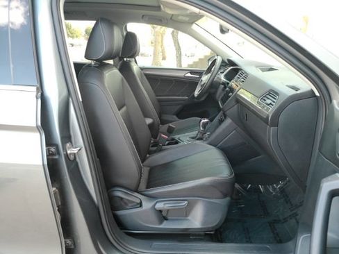 Used 2022 Volkswagen Tiguan SE w/ Panoramic Sunroof Package FWD image 21