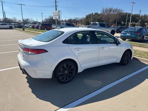 Used 2025 Toyota Corolla SE image 3