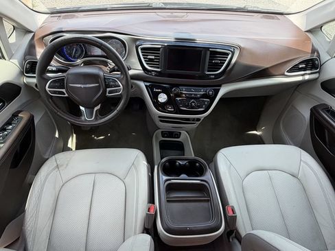 Used 2019 Chrysler Pacifica Touring-L FWD image 12