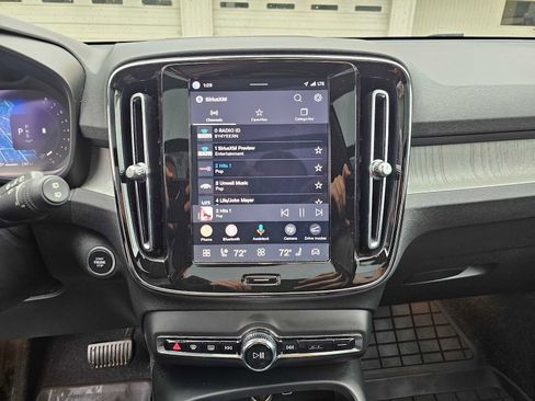 Certified 2023 Volvo XC40 B5 Ultimate w/ Protection Package Premier AWD/4WD image 28