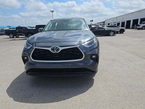 Used 2024 Toyota Highlander XLE AWD/4WD image 3