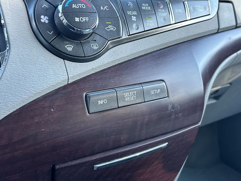 Used 2013 Toyota Sienna XLE image 15