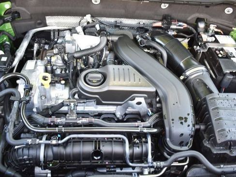 Used 2025 Volkswagen Taos SE FWD image 32