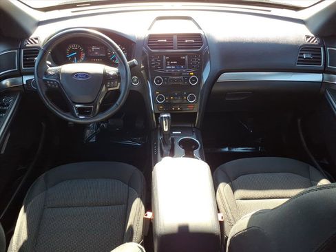 Used 2018 Ford Explorer XLT image 11