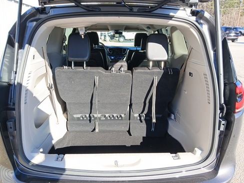 Used 2023 Chrysler Pacifica Touring-L image 9