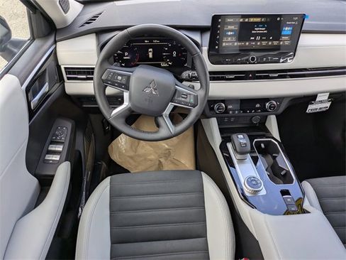 New 2025 Mitsubishi Outlander SE image 16