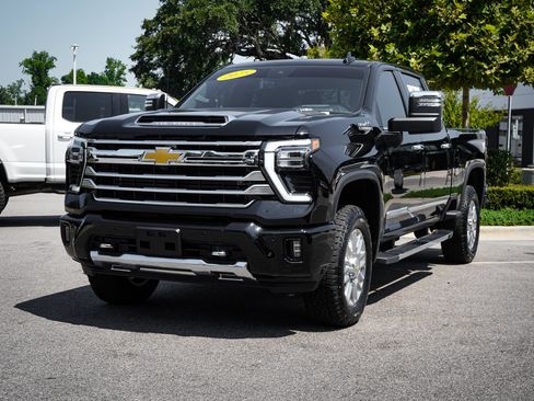 Used 2025 Chevrolet Silverado 2500 High Country w/ High Country Premium Package AWD/4WD image 5