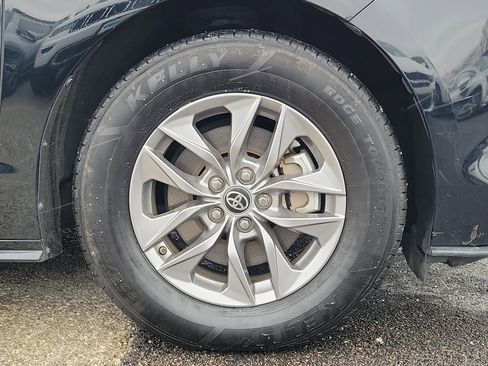 Used 2024 Toyota Sienna XLE image 5