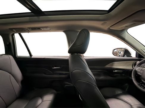 Used 2025 Toyota Grand Highlander AWD image 31
