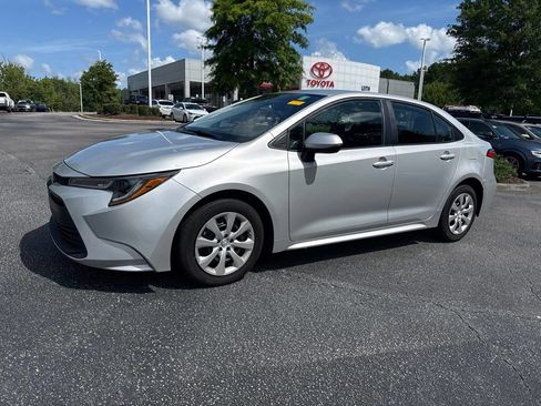 Used 2024 Toyota Corolla LE FWD image 2