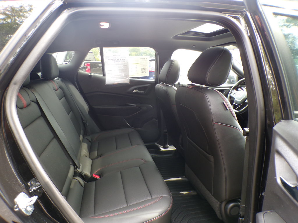 Used 2025 Chevrolet Trax RS w/ Sunroof Package FWD image 21