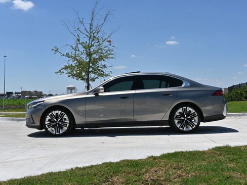 Used 2025 BMW 530i w/ Premium Package RWD image 6