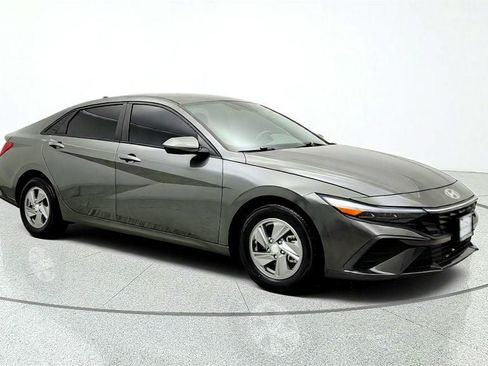 Used 2024 Hyundai Elantra SE FWD image 3