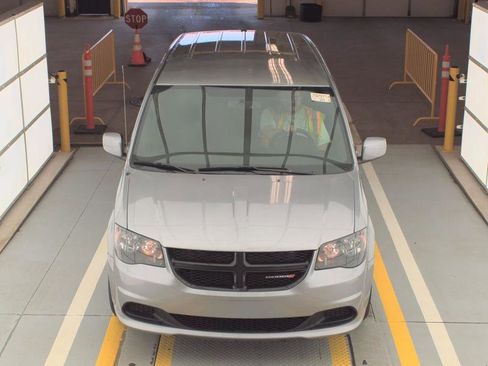 Used 2017 Dodge Grand Caravan SE FWD image 2