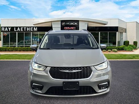 Used 2023 Chrysler Pacifica Limited FWD image 8