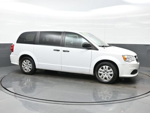 Used 2019 Dodge Grand Caravan SE w/ UConnect Hands-Free Group FWD image 6