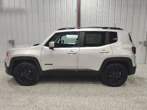 Used 2018 Jeep Renegade Altitude AWD/4WD image 9