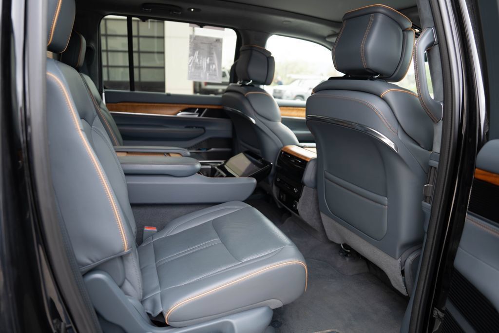 Used 2022 Jeep Grand Wagoneer Series II AWD/4WD image 8