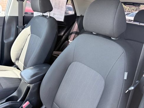 Used 2025 Hyundai Venue SE FWD image 11