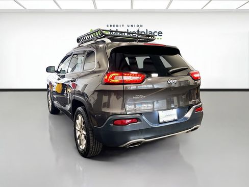 Used 2017 Jeep Cherokee Limited w/ Luxury Group AWD/4WD image 4