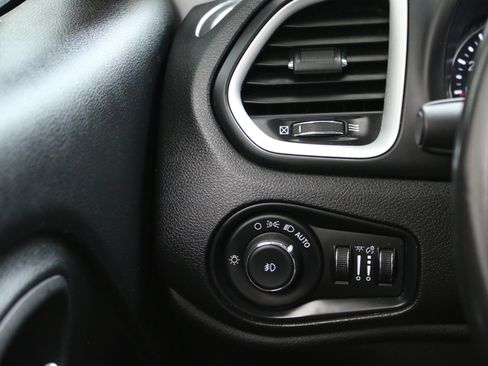 Used 2020 Jeep Renegade Latitude AWD/4WD image 16