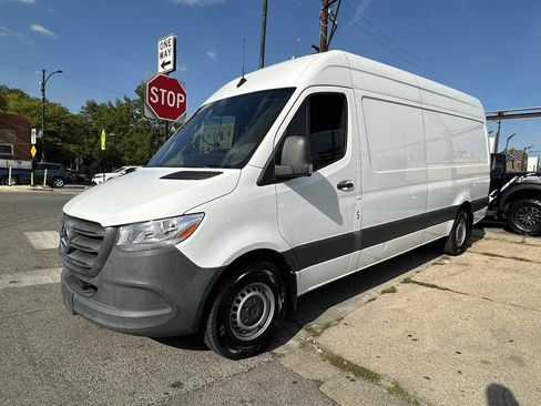 Used 2022 Mercedes-Benz Sprinter 2500 image 2