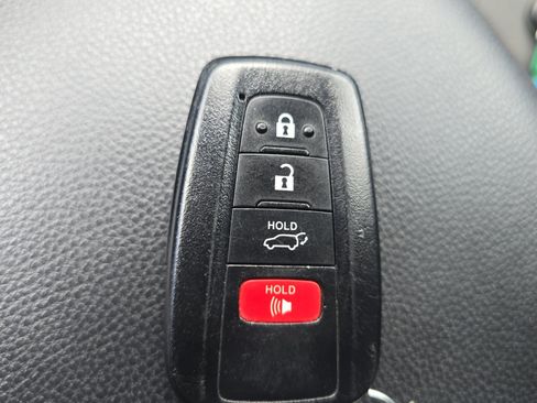 Used 2021 Toyota RAV4 XLE w/ Convenience Package FWD image 29