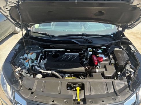 Used 2025 Nissan Rogue SV FWD image 33